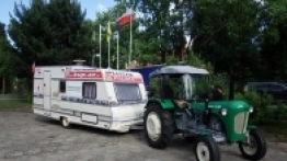 Podróżuje przez Polskę traktorem z przyczepą kempingową - zdjęcie 6